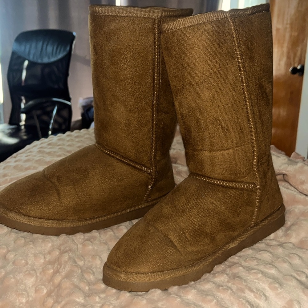 Brown with, fluffy white fabric inside